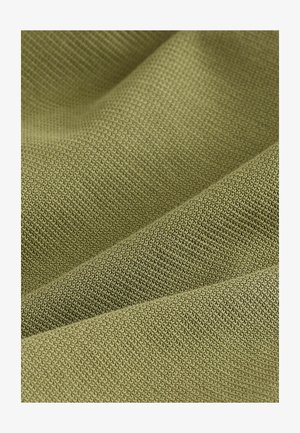 Olivovo zelená tkanina s textúrovaným povrchom, zobrazujúca jemný sieťovaný vzor. Materiál pôsobí mäkko a pružne.
