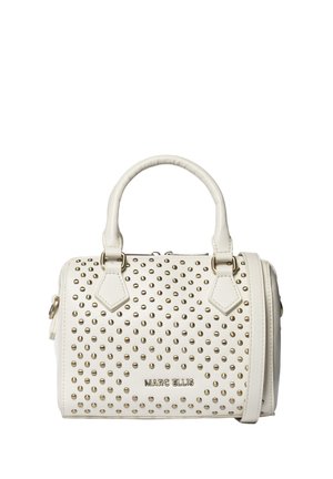 Witte leren handtas met gouden studs, twee handvatten, een afneembare schouderriem en "MARC ELLIS" logo aan de voorkant.