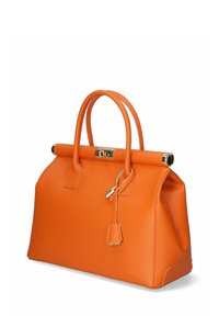 Oranssinahkainen käsilaukku, jossa on jämäkkä muoto, kaksinkertaiset kahvat ja kultasävytteinen sulkimien. Pintarakenteessa on tekstuuroa ja irrotettava etiketti.