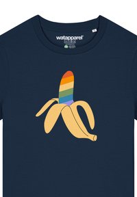 Dunkelblauses T-Shirt mit einem in Gelb bedruckten Bananenmuster und einem oben mit Regenbogenstreifen verzierten Teil. Weiches Material; Rundhalsausschnitt.