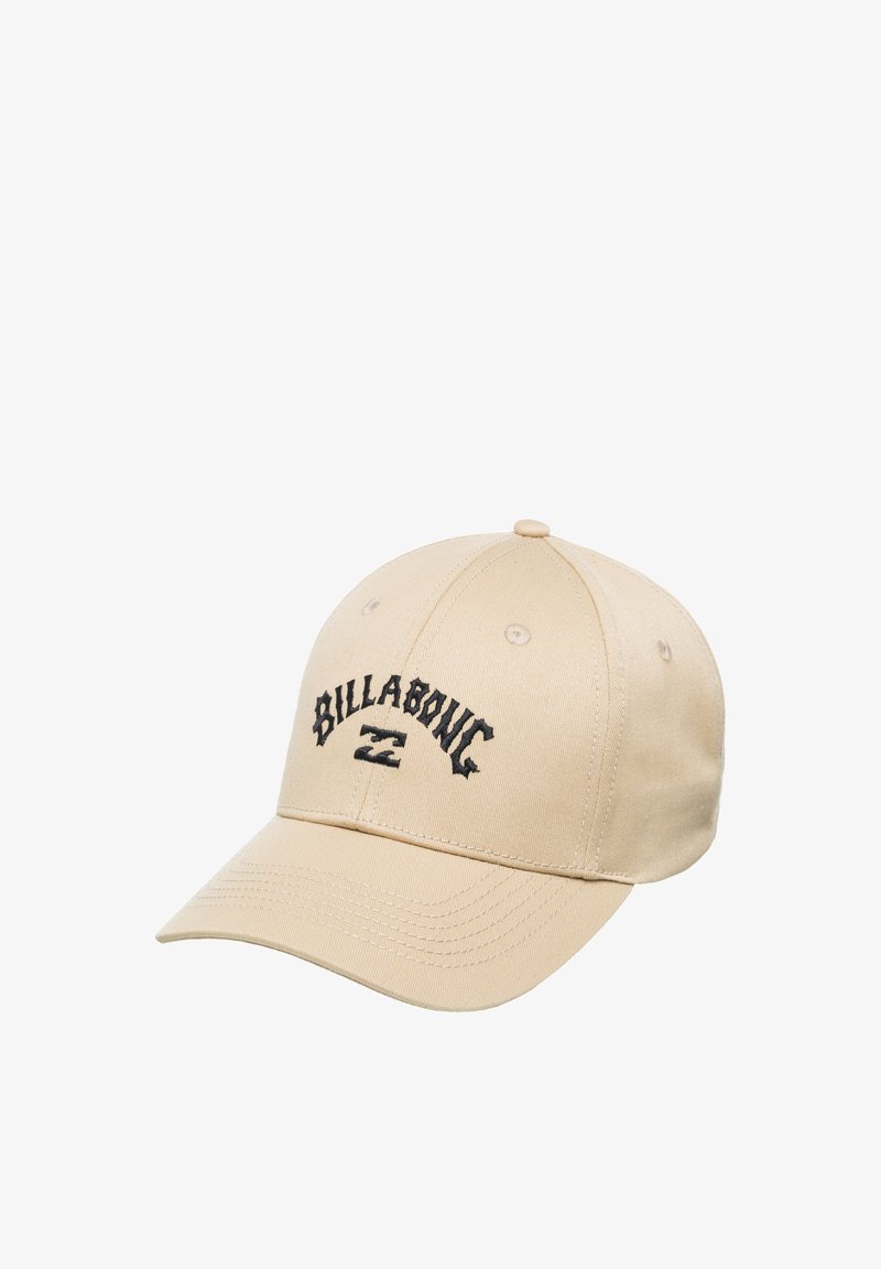 Beige baseballcap lavet af bomuld med en rund krone, buet skygge og sort broderet "BILLABONG" logo på forsiden.