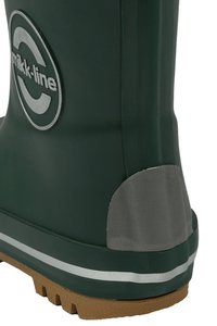 Groene rubberen laars met een zilveren logo, reflecterende accenten en een beige gestructureerde zool met een grijze hielpatch. Gladde oppervlakte met een stevige constructie.