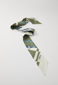 Silke skjerf med et grønt, kremfarget og blått mønster med en logo. Det har spisse ender, glatt tekstur og et dekorativt design.