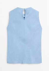 Top azzurro chiaro senza maniche con una piccola apertura a occhiello sulla schiena, chiusa da un solo bottone sul colletto.