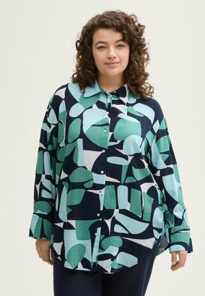 Shirt met een patroon van onregelmatige vormen in donker marineblauw, lichtblauw en groen. Het heeft een kraag en een knoopsluiting aan de voorkant.