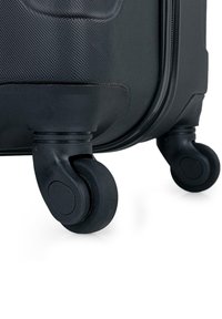 Equipaje de ruedas negro con un exterior texturizado, que cuenta con ruedas de rodaje suave y una carcasa de ruedas robusta para garantizar durabilidad y estabilidad.