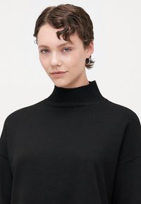 ONLY Tall ONLCOCO LIFE HIGH NECK - Stickad tröja - black