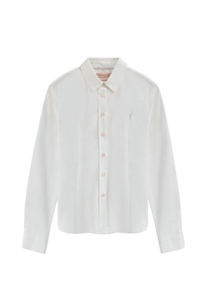 Camisa blanca de manga larga con cuello abotonado, con siete botones en la parte delantera, un logo sutil en el pecho izquierdo y tela suave.