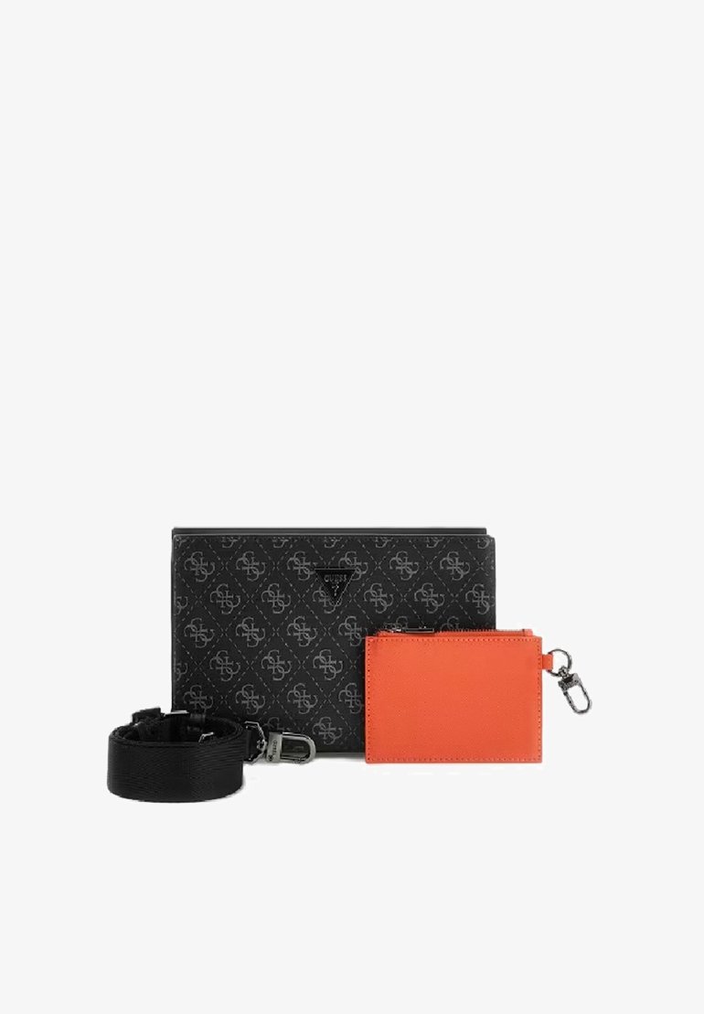 Pochette nera con motivo a fantasia e logo, accompagnata da una tracolla nera e un portacarte arancione, caratterizzata da texture lisce e dettagli eleganti.