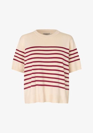 Krem short sleeve strikket sweater med horisontale mørkerøde striber over brystet og ærmerne, rund halsudskæring, ribbet kant og manchetter.