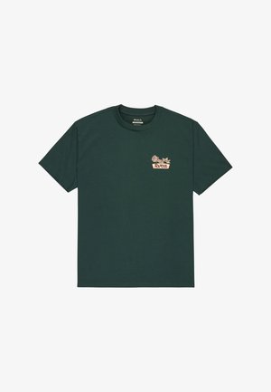Zielony bawełniany T-shirt z krótkimi rękawami, okrągłym dekoltem i małym tanowym oraz białym logo w kwiaty po lewej stronie klatki piersiowej. Miękka tekstura.