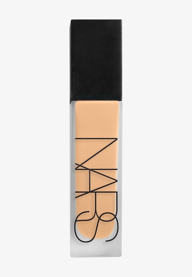 Flacon rectangulaire en verre dépoli contenant un fond de teint liquide beige, avec un bouchon rectangulaire noir et un logo noir moderne sur le devant.