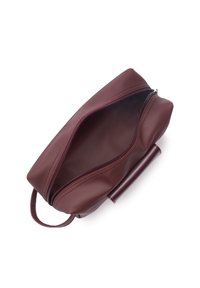 Borsa in pelle bordeaux con esterno testurizzato, chiusura con zip e manico superiore. Interno spazioso e foderato.