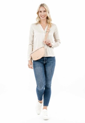 Sac bandoulière pêche avec une texture lisse, une forme arrondie et des finitions en métal argenté. Bandoulière réglable et fermeture éclair pour un accès facile.