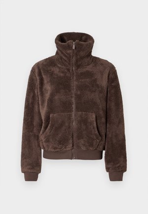Bruine fleece jas met hoge kraag, volledige rits en voorzakken. Heeft ribgebreide mouwen en zoom, een zachte textuur en een ontspannen fit.