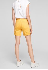 s.Oliver Shorts vaqueros - yellow