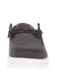 Scarpe in tela grigio scuro con punta rotonda, dettagli in pizzo nero sottile e suola in gomma bianca. Presentano una parte superiore testurizzata e un'etichetta con il logo.