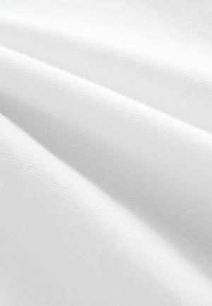 Valkoinen puuvillakangas, jossa on pehmeä, sileä rakenne, hienovaraisia vinoraitoja ja kevyt kiilto taitteissa.