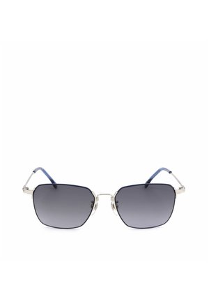 Occhiali da sole con montatura argento, lenti rettangolari a gradiente grigio scuro e aste con punte blu, mostrati su uno sfondo bianco.