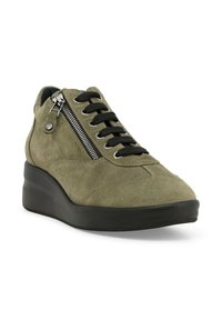 Sneaker alta in suede khaki con lacci neri, cerniera laterale e suola in gomma spessa, caratterizzata da dettagli di cucitura e punta rotonda.