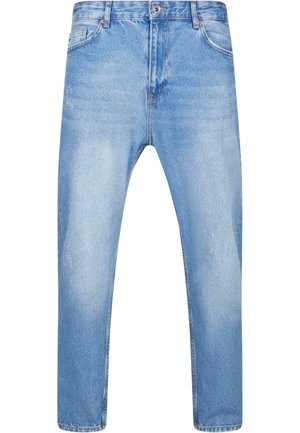 Svijetloplave traperice ravnog kroja s pet džepova, kopčanjem na gumb i suptilnim izbljeđivanjem po tkanini.