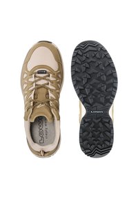 Chaussure de randonnée beige et fauve avec une semelle en caoutchouc noire à motif, nom de marque visible "LOWA" et devant lacé.