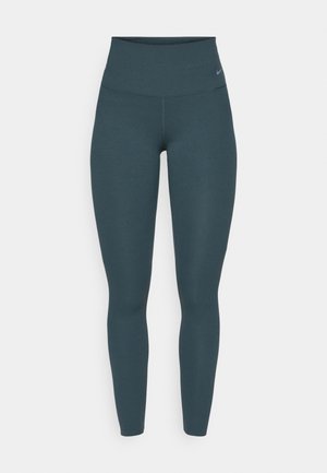 Leggings de talle alto en verde oscuro con un diseño ajustado, hechos de una tela lisa y elástica. Presentan un branding mínimo en la cintura.