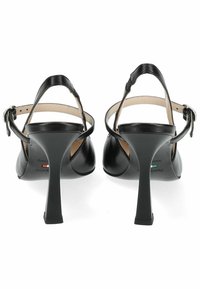 Sandali neri con tacco alto dal design elegante, realizzati in pelle, con cinturino alla caviglia regolabile e tacco spesso e affusolato.