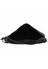 Clutch in pelle nera con finitura testurizzata, dotato di zip dorata e un ampio interno privo di scomparti o decorazioni.