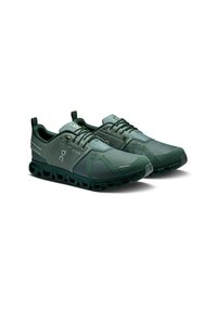 Groene hardloopschoenen met een gestructureerde bovenkant van stof, veilige veters en een gevoerde zool met gesegmenteerde grip voor traction.