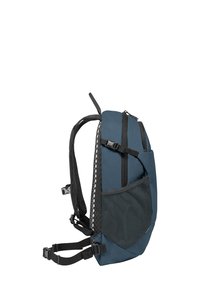 Zaino navy con finitura in tessuto liscio, tasca laterale in rete, spallacci regolabili e apertura superiore con zip per un facile accesso.