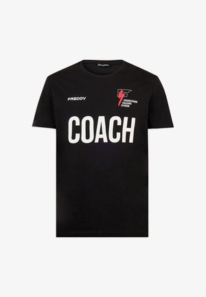 Camiseta negra de manga corta con "COACH" en grandes letras blancas, logo "FREDDY" en el pecho izquierdo y emblema de la Federación Italiana de Fitness en el pecho derecho.