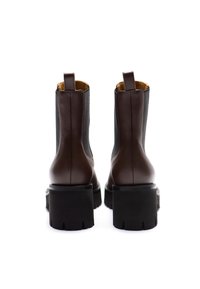 Braune Leder-Ankle Boots mit glatter Oberfläche, abgerundeter Spitze, elastischen Seitenpaneelen und dicken schwarzen Plattformsohlen. Geeignet für den Freizeitbereich.