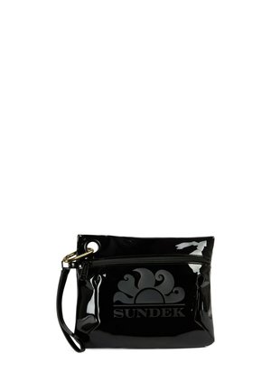 Borsa da polso nera lucida con cerniera, anello metallico e logo Sundek con un sole stilizzato dai raggi vorticosi sul davanti.