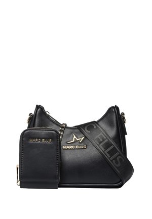 Borsa a mano in pelle nera Marc Ellis con logo dorato, bustina con zip abbinata attaccata con catena e tracolla larga con nome del marchio in rilievo.
