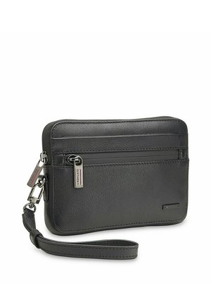 Pochette-bracelet en cuir noir avec deux compartiments zippés et une lanière de poignet amovible sur fond blanc.