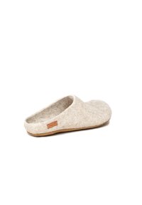 Helle graue Filzslipper mit offenem Rücken und runder Zehenpartie, ausgestattet mit einer strukturierten Oberfläche und einem kleinen Lederschild an der Seite.