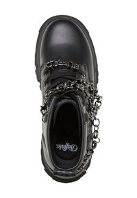 Botte de combat en cuir noir avec des chaînes argentées enroulées autour et des lettres en métal formant "BUFFALO" sur les lacets.