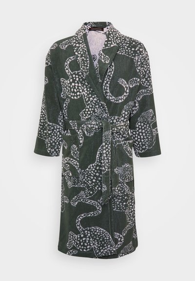 Zaļš halāts ar baltu leopardu rakstu, izgatavots no mīkstas auduma. Iezīmē shawl apkakli, divām priekšējām kabatām un sasienamu jostu.