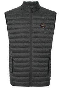Chaleco gris acolchado con cuello alto, cierre frontal y bolsillos laterales. Presenta acolchado horizontal y un parche con el logotipo cerca del cuello.