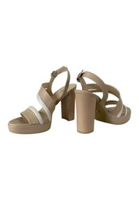 Sandali platform beige con accenti bianchi, dotati di fasce larghe e tacco a blocco. Realizzati in materiale sintetico, design elegante con fibbia alla caviglia.