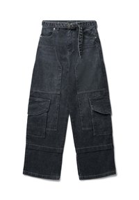 Pantaloni cargo in denim nero con gambe larghe, dotati di molteplici tasche frontali, vita con cintura e una texture sbiadita.