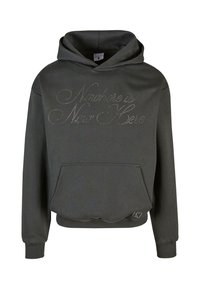 Hanorac cu glugă de culoare gri închis, având o buzunar frontal și text decorativ din strasuri "Aici și Acolo". Material moale cu mansete ribbate.