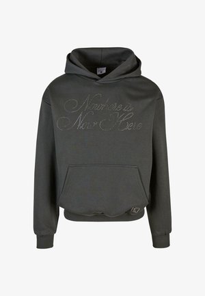 Hanorac cu glugă de culoare gri închis, având o buzunar frontal și text decorativ din strasuri "Aici și Acolo". Material moale cu mansete ribbate.