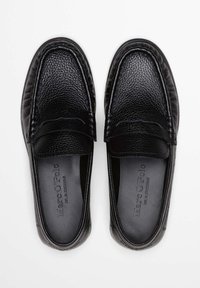 Zwarte leren loafers met een gestructureerd oppervlak, instapmodel en minimalistische stiksels; inlegzolen tonen het merk "Marc O'Polo".