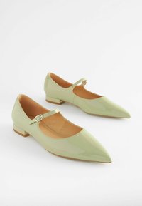 Hellgrüne Lackleder-Mary-Jane-Schuhe mit spitzer Zehe, zarter Fußgelenkriemen und kleinem Blockabsatz, der in Gold akzentuiert ist.