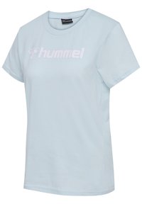 Helles blaues Baumwoll-T-Shirt mit kurzen Ärmeln und Rundhalsausschnitt, mit weißem "hummel"-Logo über der Brust. Glatte Textur, lässiges Design.