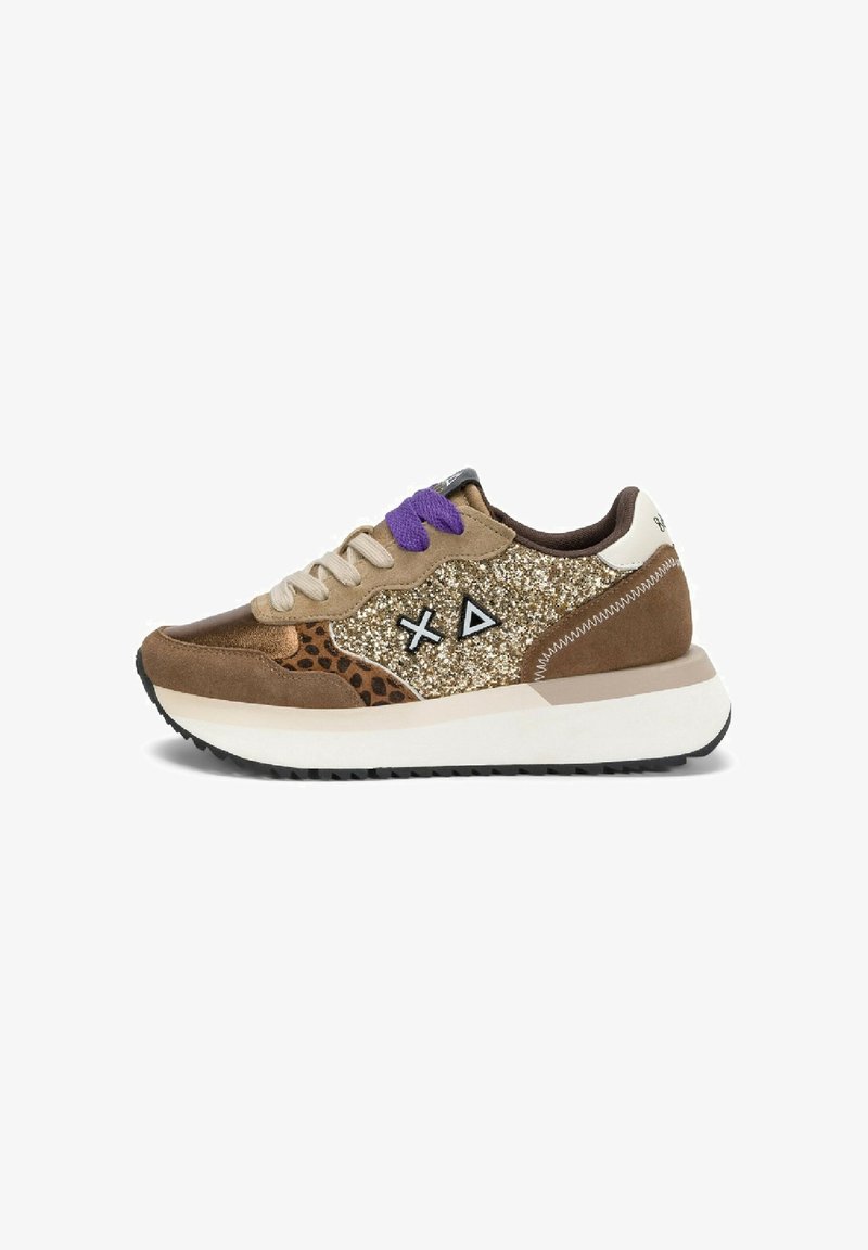 Brązowe sneakersy z błyszczącą złotą wstawką, detalem w panterkę, beżowymi i fioletowymi sznurówkami, białą podeszwą i czarnym geometrycznym logo na boku.