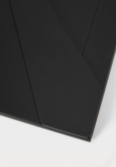 Melna mape no gluda, matēta materiāla ar leņķisku dizainu un pārklājošām daļām. Malas ir nedaudz noapaļotas, lai radītu gludu izskatu.