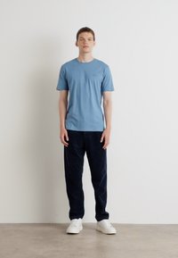 BOSS TALES - Tricou basic - open blue